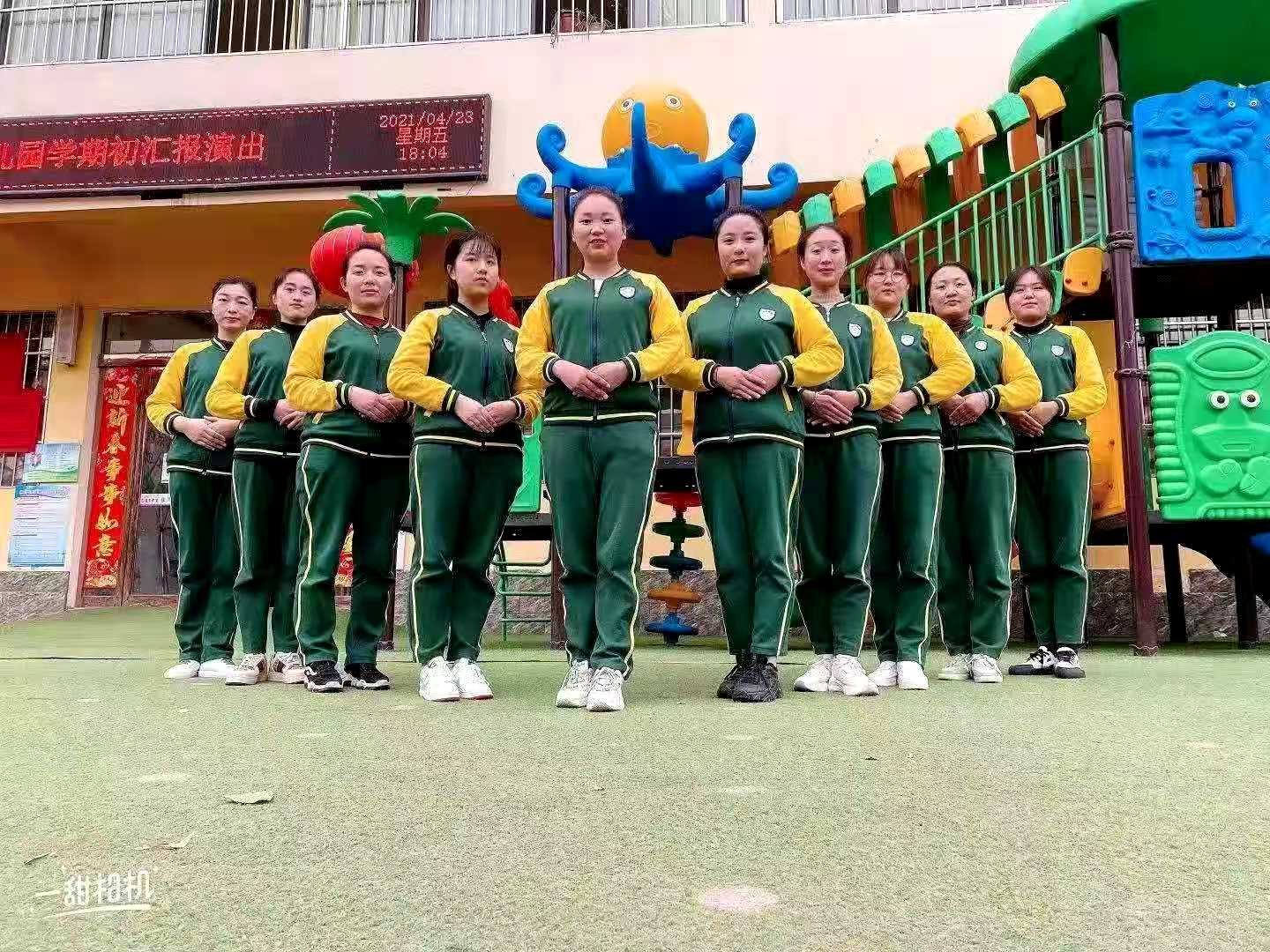 老師穿著校服，漂亮又精神