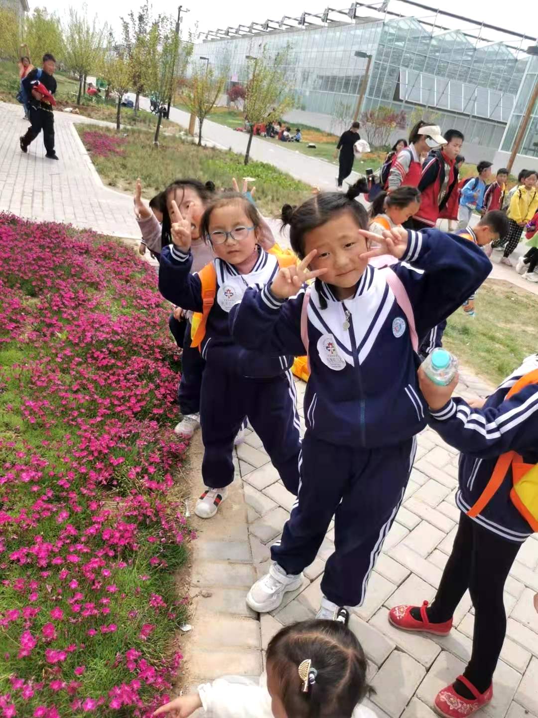 春游時(shí)間，穿著校服好好看