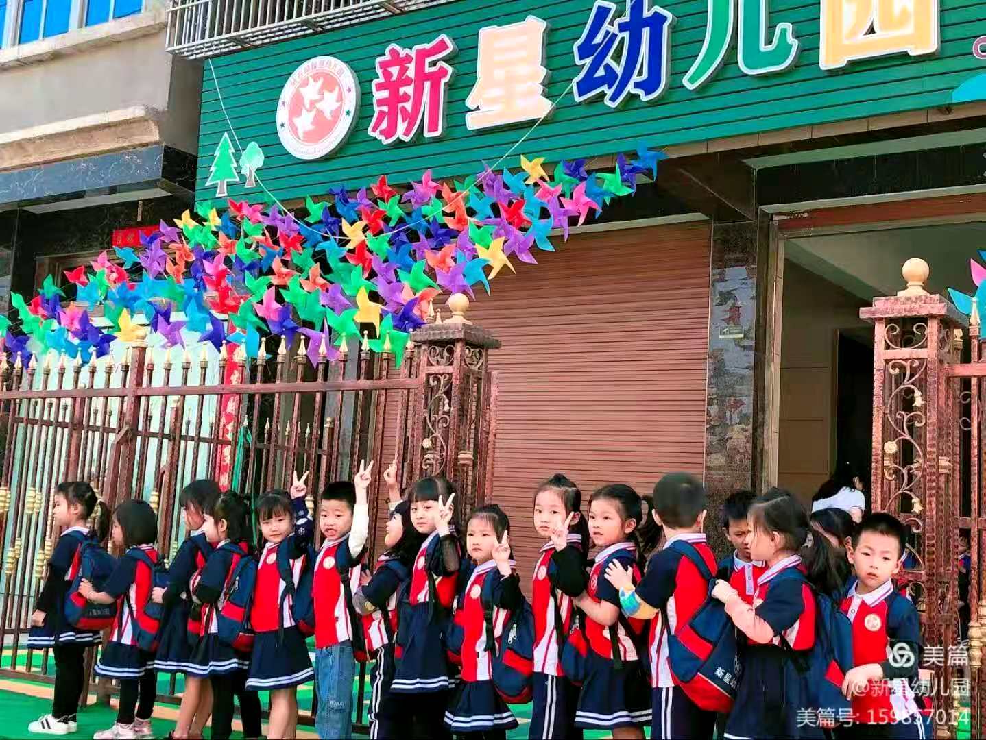 下課了，學(xué)生穿著校服出來(lái)了